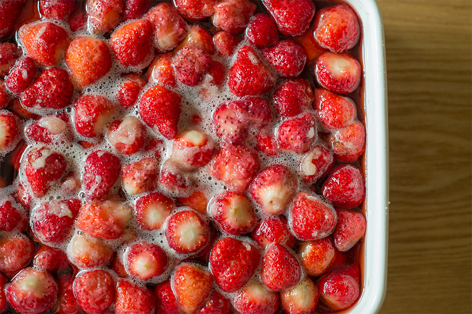 浸泡草莓