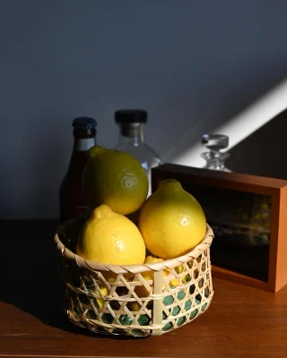 ▎三寶柑，又稱甜檸檬
早些時候，從友人的 IG 認識了這款水果，心裡想著有機會一定要買來吃。傳統市場走了幾遭都沒瞧見，倒是滑臉書的時候正巧看到知果堂熱賣中。
速速訂了嚐鮮。
外形酷似黃檸檬，只是肚臍凸了些、皮厚了點。
吃起來像極了優雅細緻的柳橙，風味卻又更高雅；果肉幼嫩得很，多汁得不得了，一如友人所說，容易吃得滿手滿桌都是甜蜜的汁液。然後還透著淡淡的柚子、橘子香氣，好有意思。